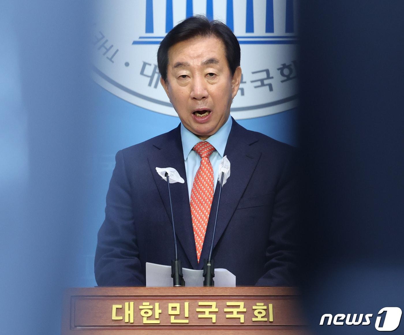 본문 이미지 - 서울 강서을 예비후보인 김성태 전 자유한국당(국민의힘 전신) 원내대표가 7일 서울 여의도 국회 소통관에서 공천 심사 배제 관련 기자회견을 하고 있다. 2024.2.7/뉴스1 ⓒ News1 송원영 기자