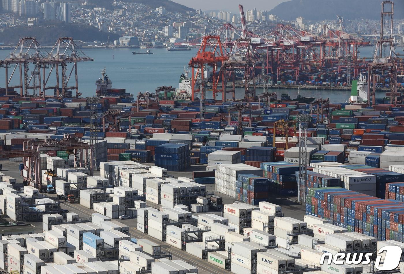 7일 부산항 신선대부두와 감만부두 야적장에 컨테이너가 가득 쌓여 있다.2024.2.7/뉴스1 ⓒ News1 윤일지 기자