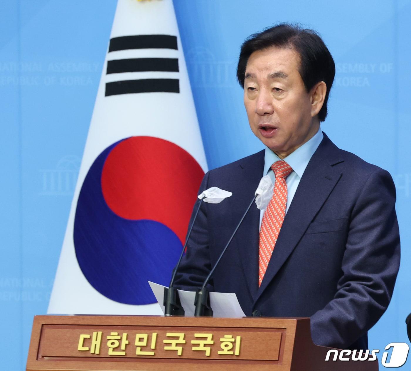 본문 이미지 - 서울 강서을 예비후보인 김성태 전 자유한국당(국민의힘 전신) 원내대표가 2월7일 서울 여의도 국회 소통관에서 공천 심사 배제 관련 기자회견을 하고 있다. 2024.2.7/뉴스1 ⓒ News1 송원영 기자