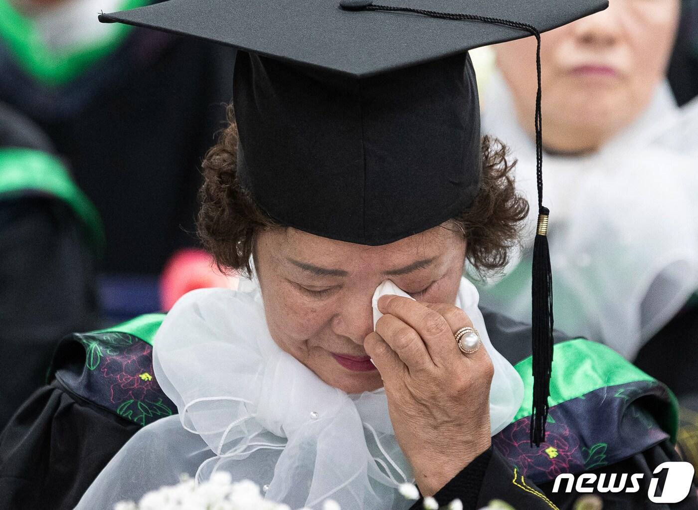 본문 이미지 - 7일 서울 영등포구청 별관에서 열린 2023학년도 늘푸름학교 졸업식에서 한 졸업생 어르신이 눈물을 훔치고 있다. 늘푸름학교는 초·중등 졸업학력이 인정되는 성인문해학교로, 현재 어르신 139명이 재학 중이며 이번 졸업식에 초등반 14명, 중등반 14명의 어르신이 졸업했다. 2024.2.7/뉴스1 ⓒ News1 유승관 기자