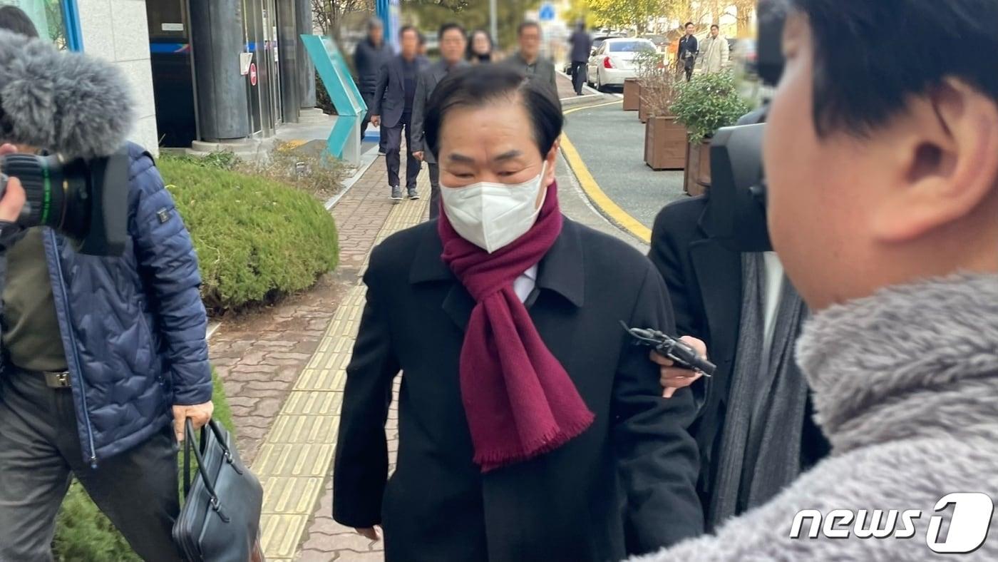 본문 이미지 - 성낙인 경남 창녕군수가 7일 창원지법에서 열린 자신의 공직선거법 위반 혐의 항소심 재판을 마치고 법정을 나서고 있다.2024.2.7/뉴스1 강정태 기자