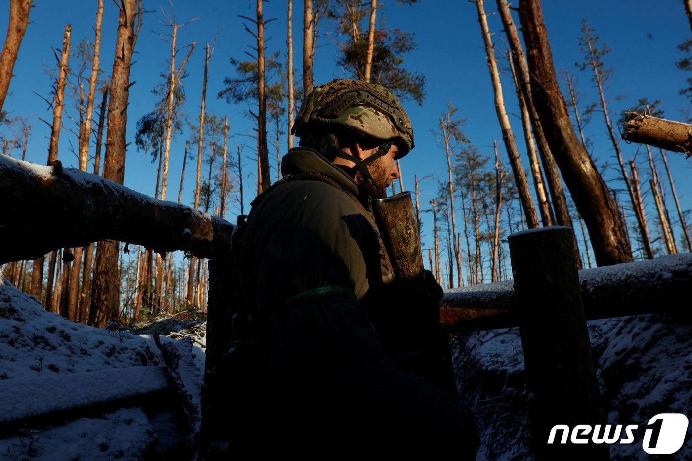 본문 이미지 - 우크라이나 병사가 루한스크 크레민나에서 러시아군과 교전을 벌이고 있다. 2024.02.06. ⓒ 로이터=뉴스1