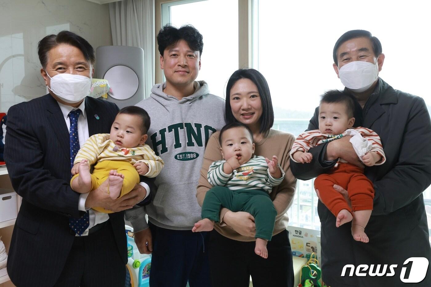 본문 이미지 -  7일 김영환 충북지사(왼쪽)가 조길형 시장(오른쪽)과 함께 충주시 대소원면 세쌍둥이 가정을 방문해 다자녀 가구 양육 실태를 살핀 뒤 기념사진을 촬영하고 있다.(충북도 제공)2024.2.7/뉴스1 