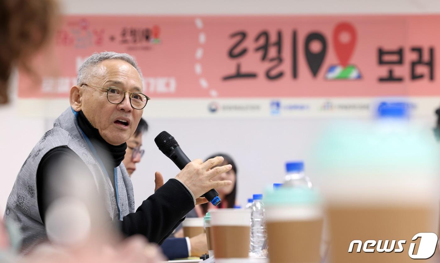 본문 이미지 - 유인촌 문화체육관광부 장관이 7일 ‘K-수원, 로컬100으로 즐기다’ 행사의 하나로 경기도 수원시립미술관에서 외국인들과 함께 간담회를 하고 있다. (문화체육관광부 제공) 2024.2.7/뉴스1