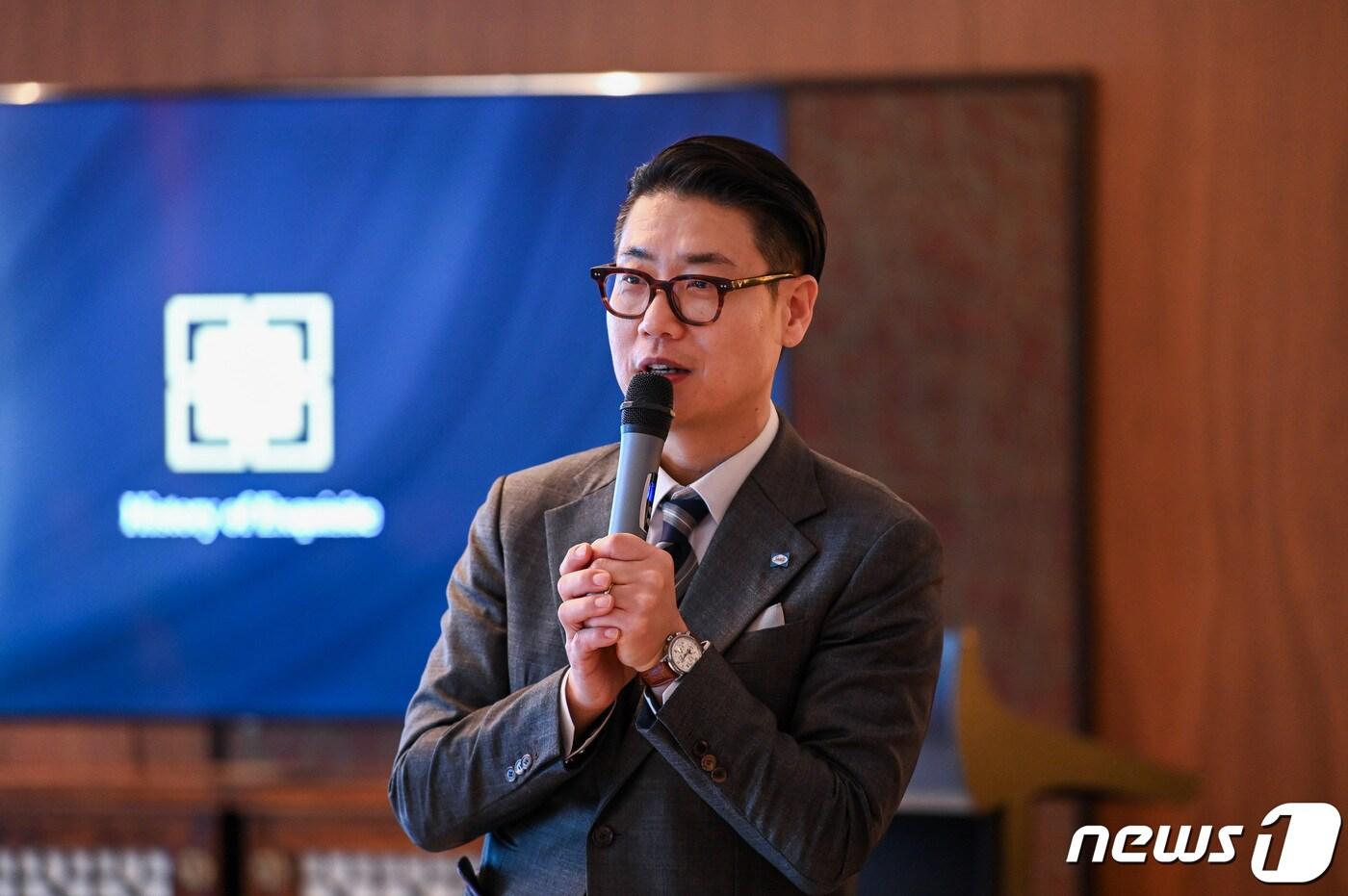 본문 이미지 - 김정민 씰리침대 이사가 '엑스퀴짓 H' 출시 기자간담회에서 발언하고 있다.(씰리코리아컴퍼니 제공)