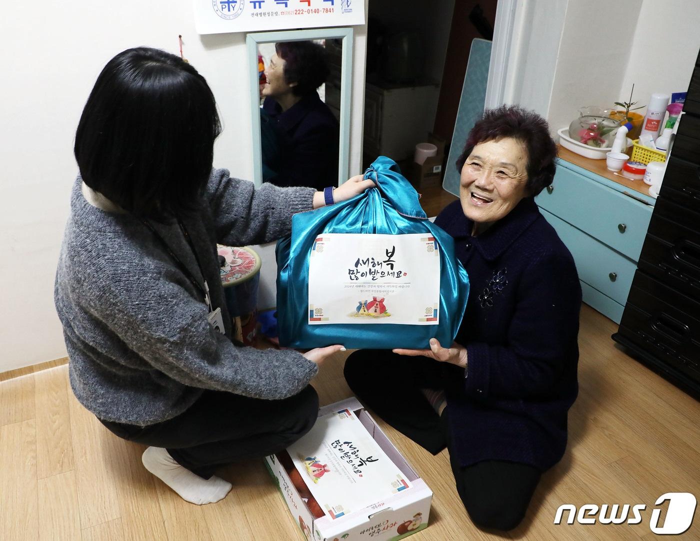 본문 이미지 - 7일 오후 광주 서구 광천동의 한 주택가에서 월드비전 무진종합사회복지관 관계자가 홀로 사는 박춘금 할머니(73)에게 설 선물 꾸러미를 전달하고 있다. 2024.2.7/뉴스1 ⓒ News1 박지현 기자
