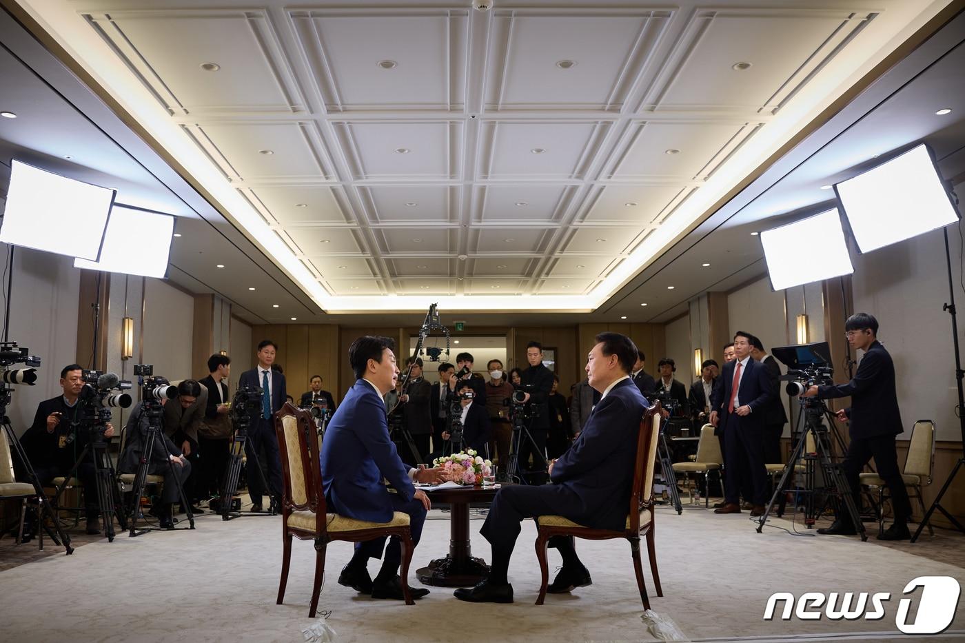 윤석열 대통령이 지난 4일 용산 대통령실 청사 집무실에서 녹화된 KBS 신년 대담에서 새해 국정운영 방향을 밝히고 있다. (대통령실 제공) 2024.2.7/뉴스1 ⓒ News1 오대일 기자