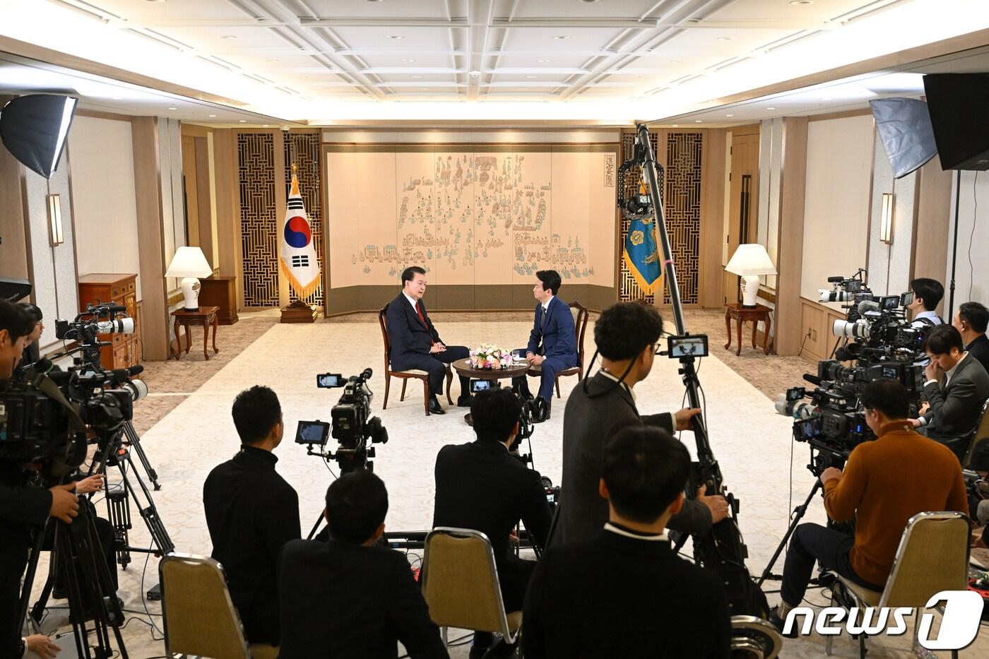 윤석열 대통령이 지난 4일 용산 대통령실 청사 집무실에서 녹화된 KBS 신년 대담에서 새해 국정운영 방향을 밝히고 있다. (대통령실 제공) 2024.2.7/뉴스1 ⓒ News1 오대일 기자