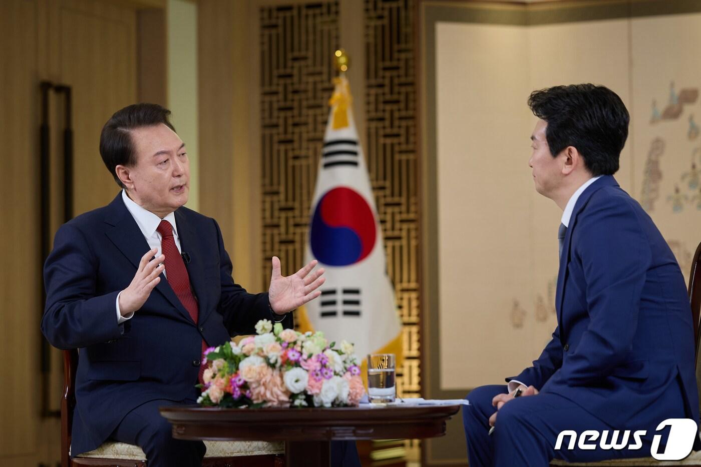 윤석열 대통령이 지난 4일 용산 대통령실 청사 집무실에서 녹화된 KBS 신년 대담에서 새해 국정운영 방향을 밝히고 있다. (대통령실 제공) 2024.2.7/뉴스1 ⓒ News1 오대일 기자