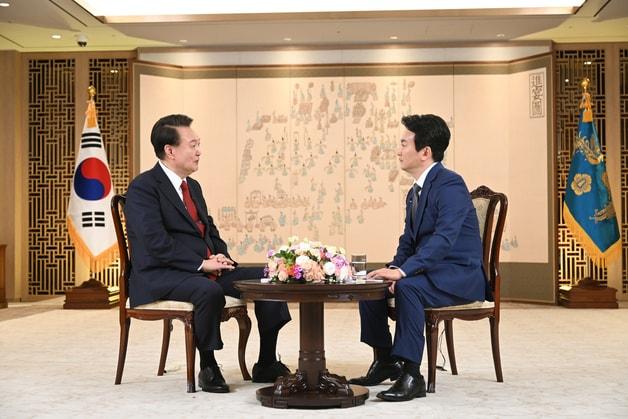 본문 이미지 - 박장범 KBS 사장이 아나운서 시절 윤석열 당시 대통령과 신년 대담을 진행하고 있다. (대통령실 제공) 2024.2.7