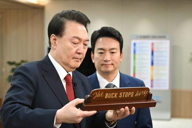 본문 이미지 - 윤석열 대통령과 박장범 KBS 앵커. (대통령실 제공) ⓒ News1 오대일 기자