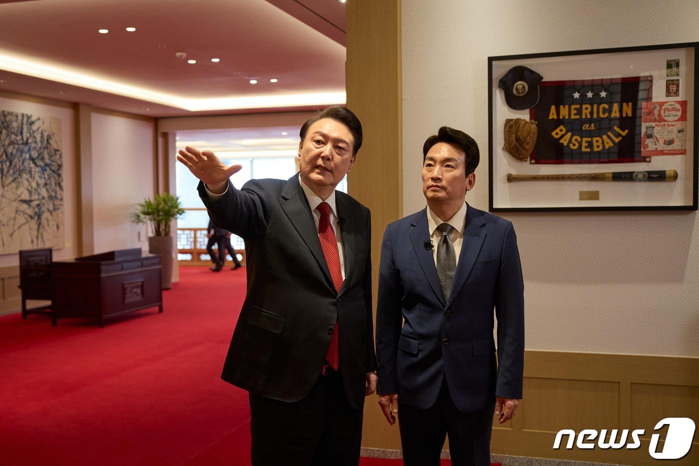 윤석열 대통령이 지난 4일 용산 대통령실 청사 집무실에서 진행된 KBS 신년 대담을 마친 후 박장범 KBS 앵커에게 순방 선물을 소개하고 있다. (대통령실 제공) 2024.2.7/뉴스1 ⓒ News1 오대일 기자