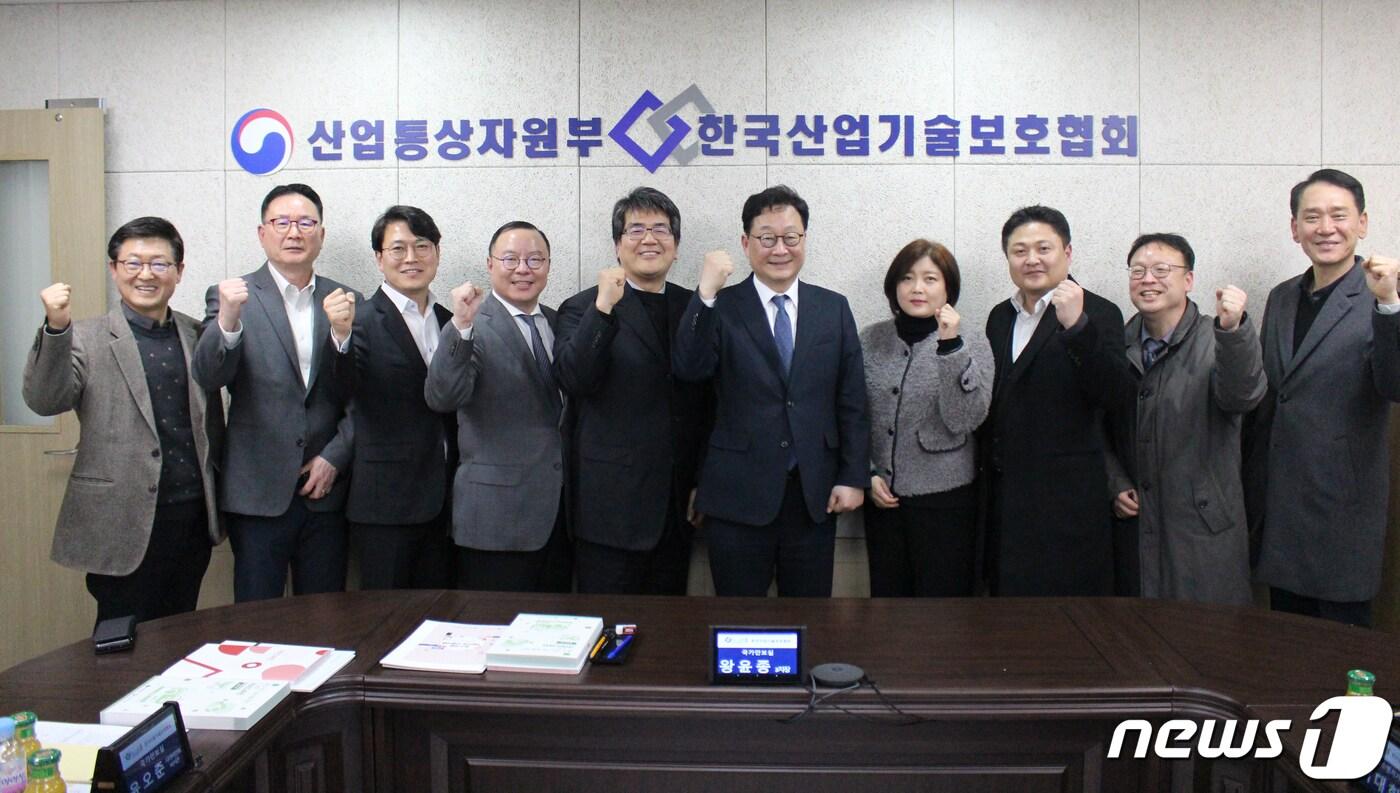 왕윤종 국가안보실 제3차장이 7일 서울 서초구 한국산업기술보호협회 중소기업기술지킴센터에서 열린 중소기업들과 함께하는 사이버안보 민생 현장 간담회에서 참석자들과 기념촬영을 하고 있다. (대통령실 제공) 2024.2.7/뉴스1 ⓒ News1 오대일 기자