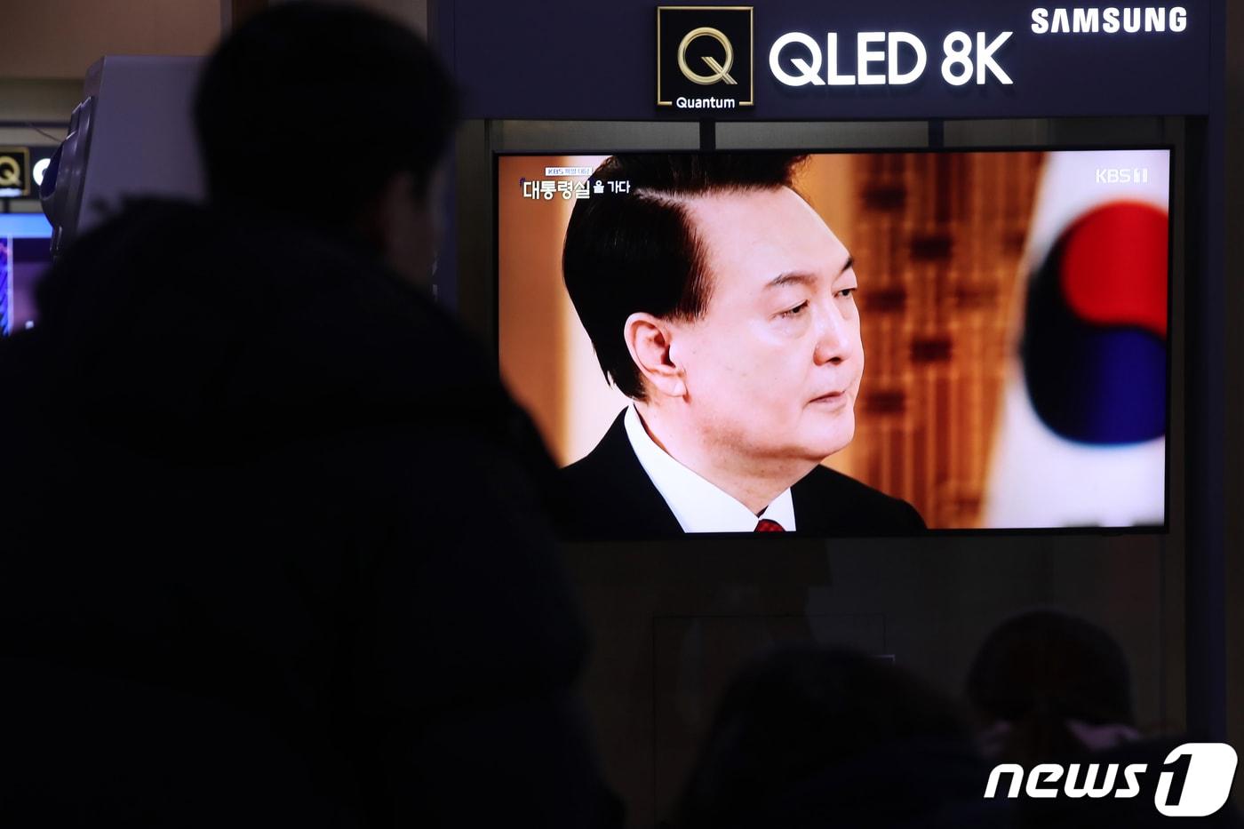 본문 이미지 - 7일 오후 서울역 대합실에서 시민들이 윤석열 대통령의 신년 대담 방송을 시청하고 있다. 2024.2.7/뉴스1 ⓒ News1 이광호 기자