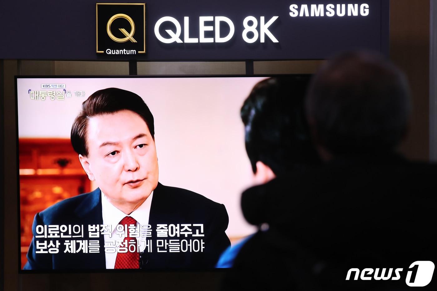 본문 이미지 - 7일 오후 서울역 대합실에서 시민들이 윤석열 대통령의 신년 대담 방송을 시청하고 있다. 2024.2.7/뉴스1 ⓒ News1 이광호 기자