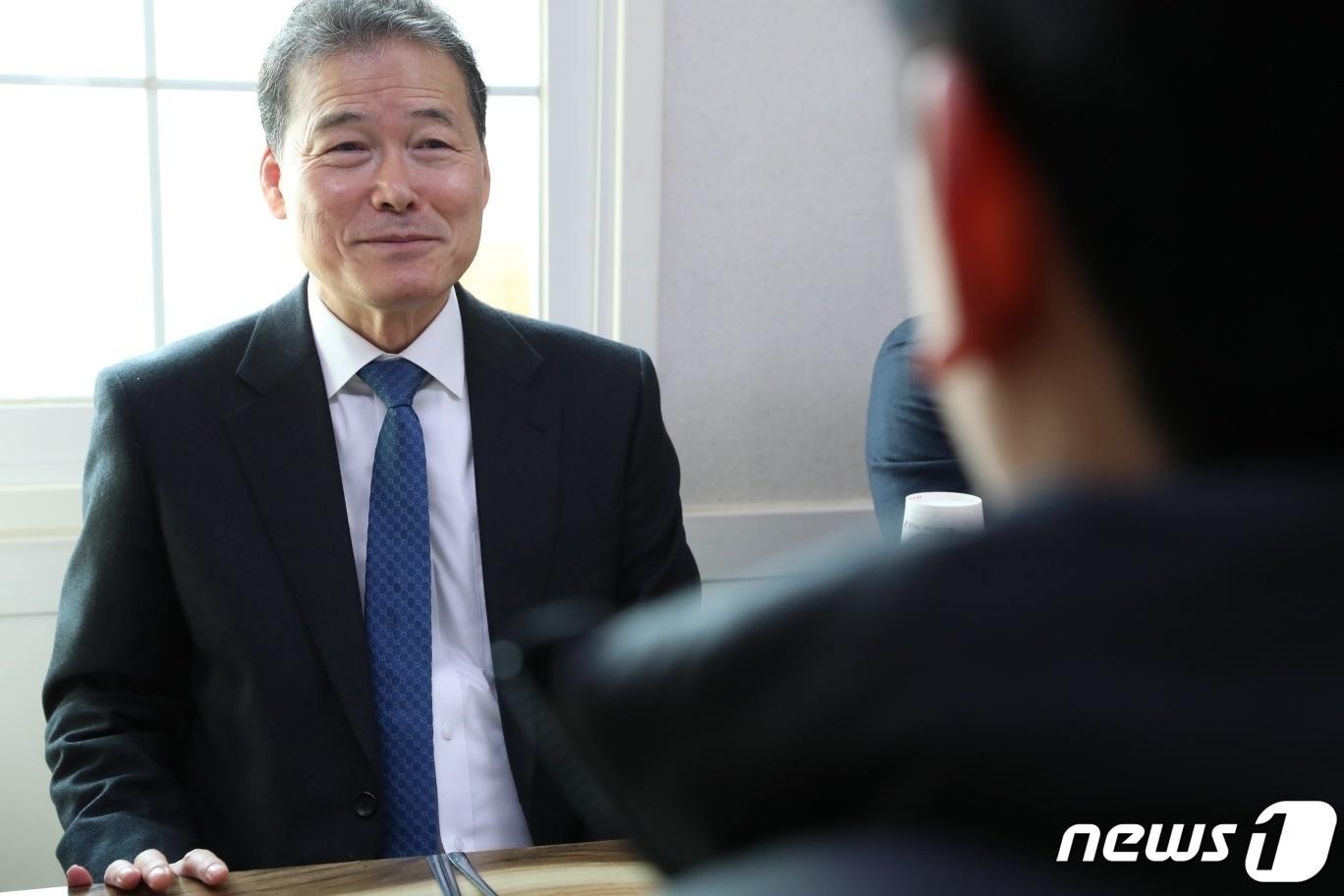 본문 이미지 - 김영호 통일부 장관이 지난 2월 7일 설 명절을 맞아 2024년 이후 10년째 북한에 억류된 최춘길 선교사의 아들이 거주하는 곳에 방문, 설 떡국을 먹으며 대화하고 있다. (통일부 제공) /뉴스1