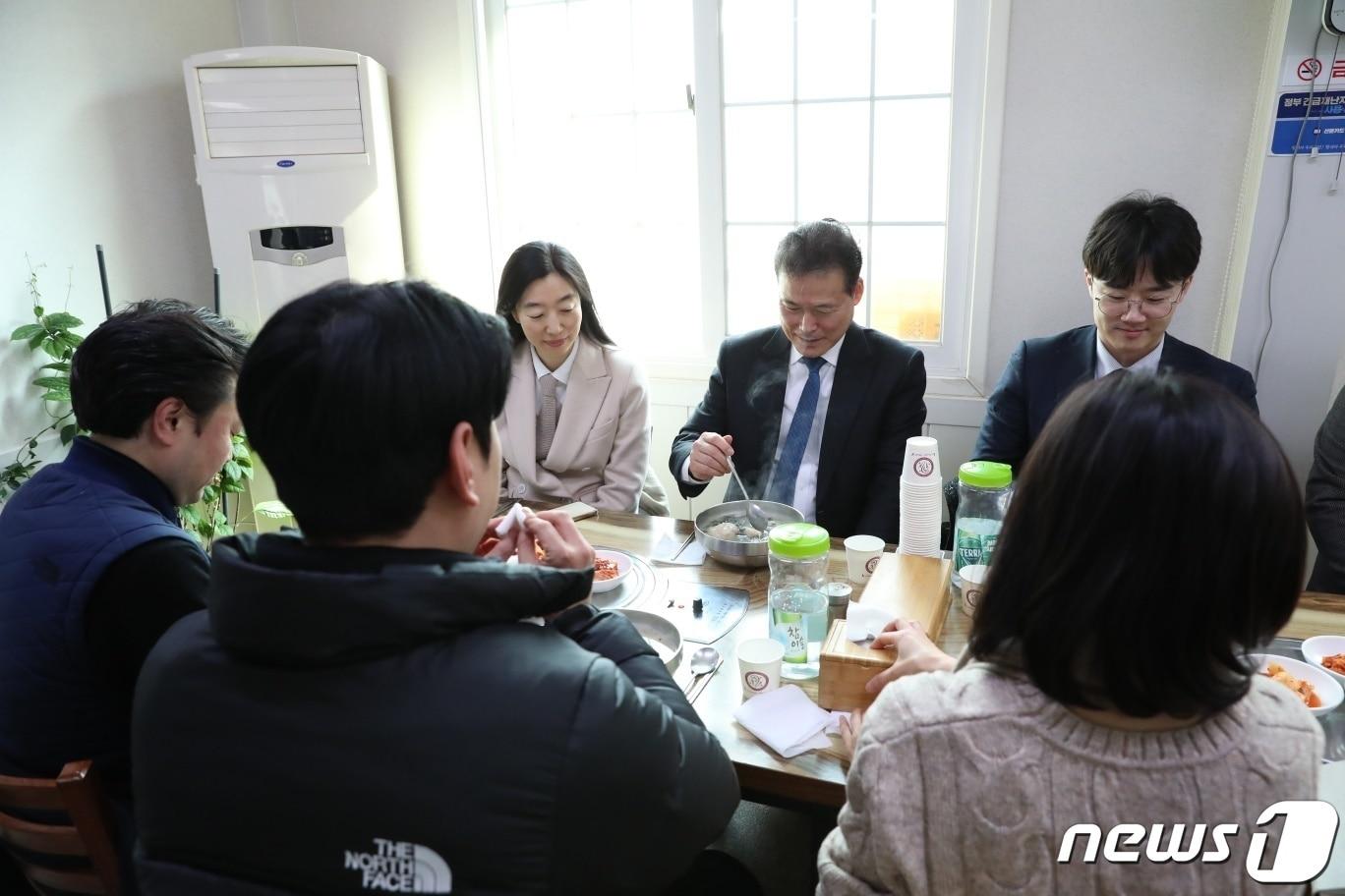 본문 이미지 - 김영호 통일부 장관이 7일 설 명절을 맞아 2024년 이후 10년째 북한에 억류된 최춘길 선교사의 아들이 거주하는 곳에 방문, 설 떡국을 함께 먹고 있다. (외교부 제공) 2024.2.7/뉴스1