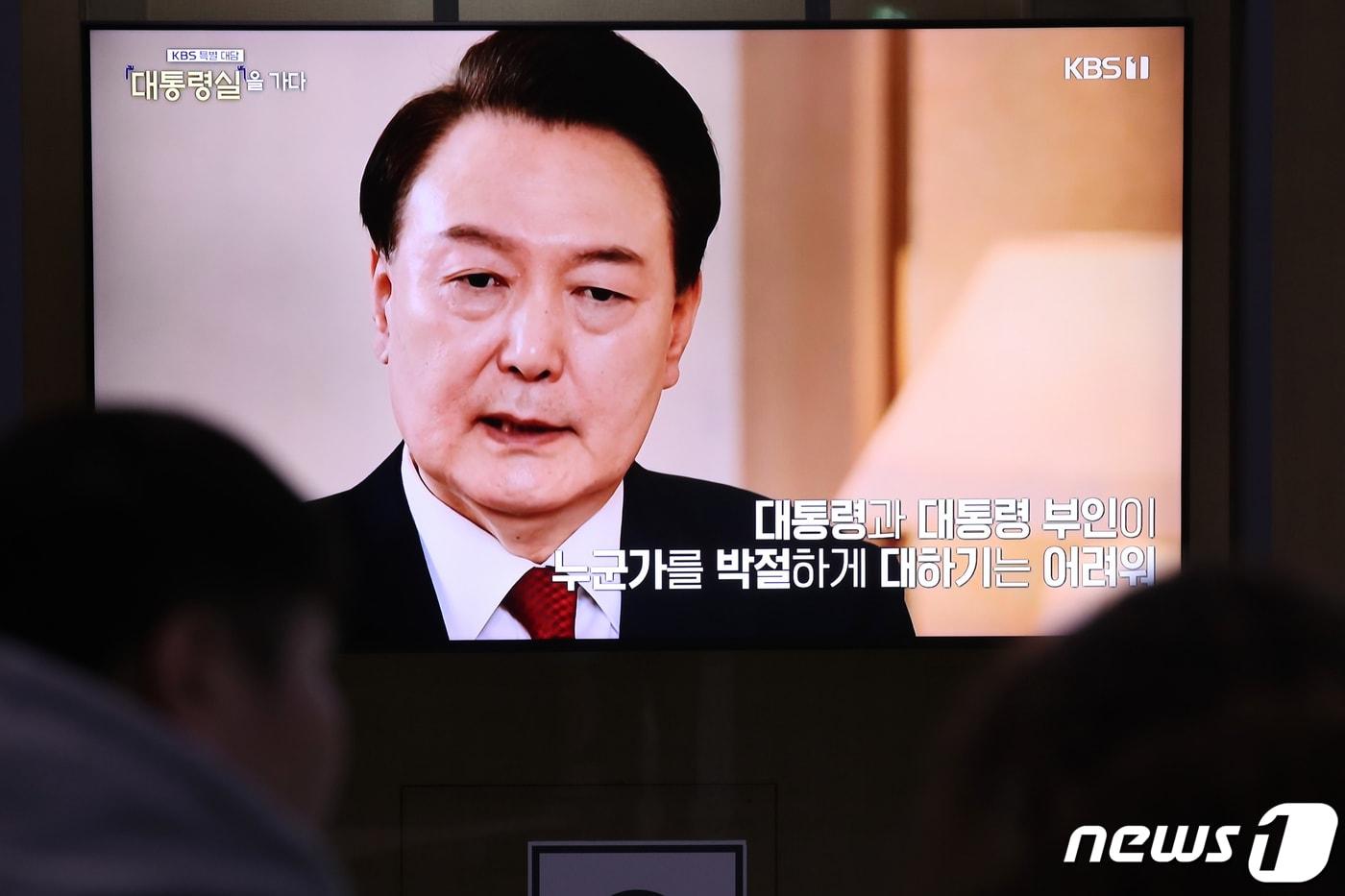 7일 오후 서울역 대합실에서 시민들이 윤석열 대통령의 신년 대담 방송을 시청하고 있다. 2024.2.7/뉴스1 ⓒ News1 이광호 기자