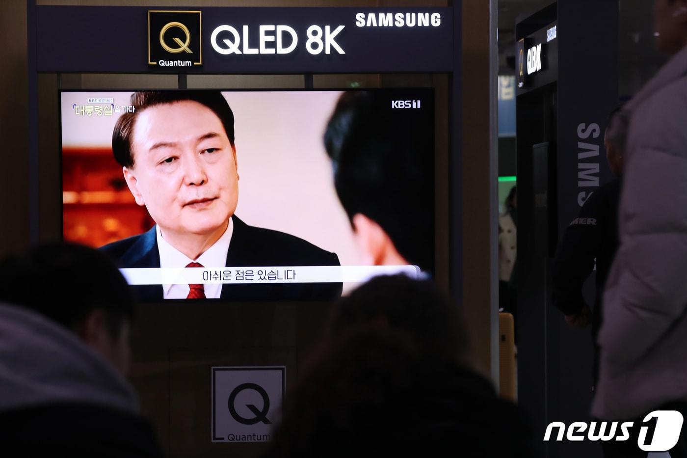 7일 오후 서울역 대합실에서 시민들이 윤석열 대통령의 신년 대담 방송을 시청하고 있다./뉴스1 ⓒ News1 이광호 기자