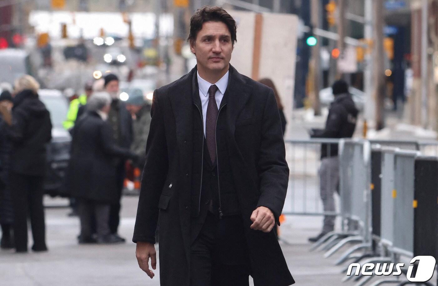 본문 이미지 - 저스틴 트뤼도 캐나다 총리가 28일(현지시간) 캐나다 온타리오주 오타와에서 열린 에드워드 브로드벤트 전 신민당(NDP) 대표의 장례식에 참석하고 있다. 2024.01.28 ⓒ 로이터=뉴스1 ⓒ News1 정지윤 기자