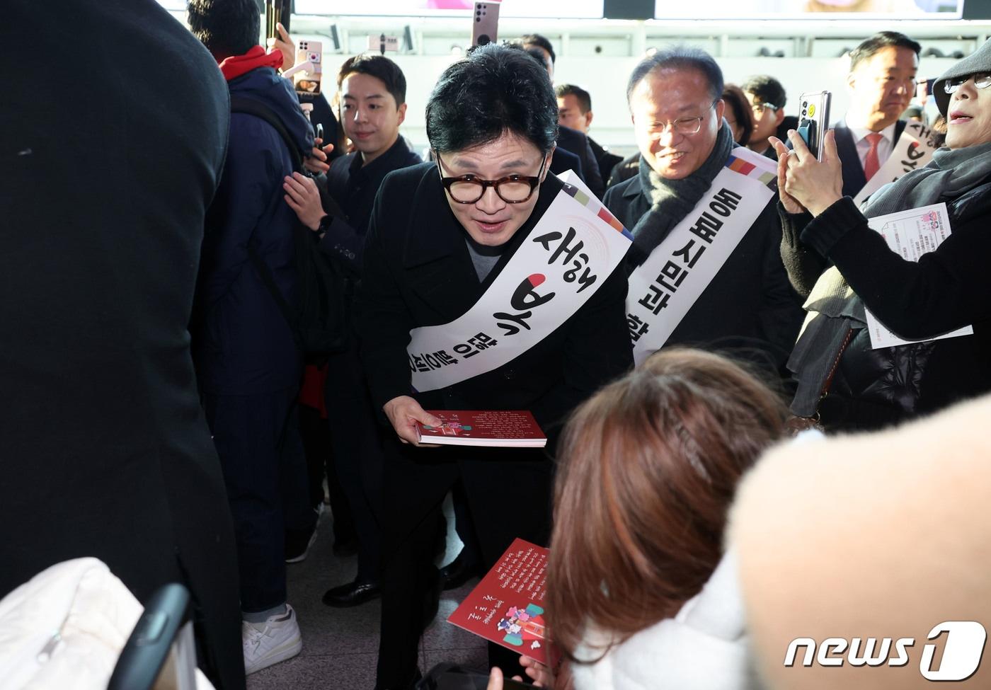 본문 이미지 - 한동훈 국민의힘 비상대책위원장이 설 명절을 앞둔 8일 오전 서울역에서 귀성하는 시민들과 인사를 나누고 있다. (공동취재) 2024.2.8/뉴스1 ⓒ News1 임세영 기자
