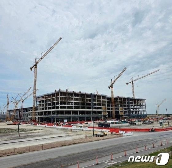 본문 이미지 - 미국 텍사스 테일러시에 짓고 있는 삼성 파운드리 공장 모습. (경계현 사장 SNS 캡처) ⓒ News1 강태우 기자