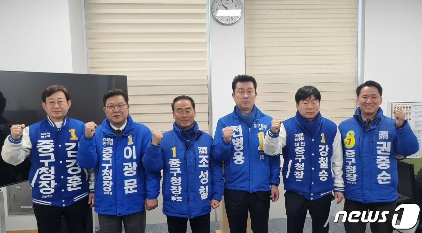 본문 이미지 - 더불어민주당 대전 중구청장 재선거 예비후보 6인이 8일 시의회 브리핑룸에서 공동 기자회견을 갖기에 앞서 기념촬영을 하고 있다. 왼쪽부터 김경훈·이광문·조성칠·전병용·강철승·권중순 예비후보. 2024.2.8 /뉴스1 ⓒNews1 김경훈 기자