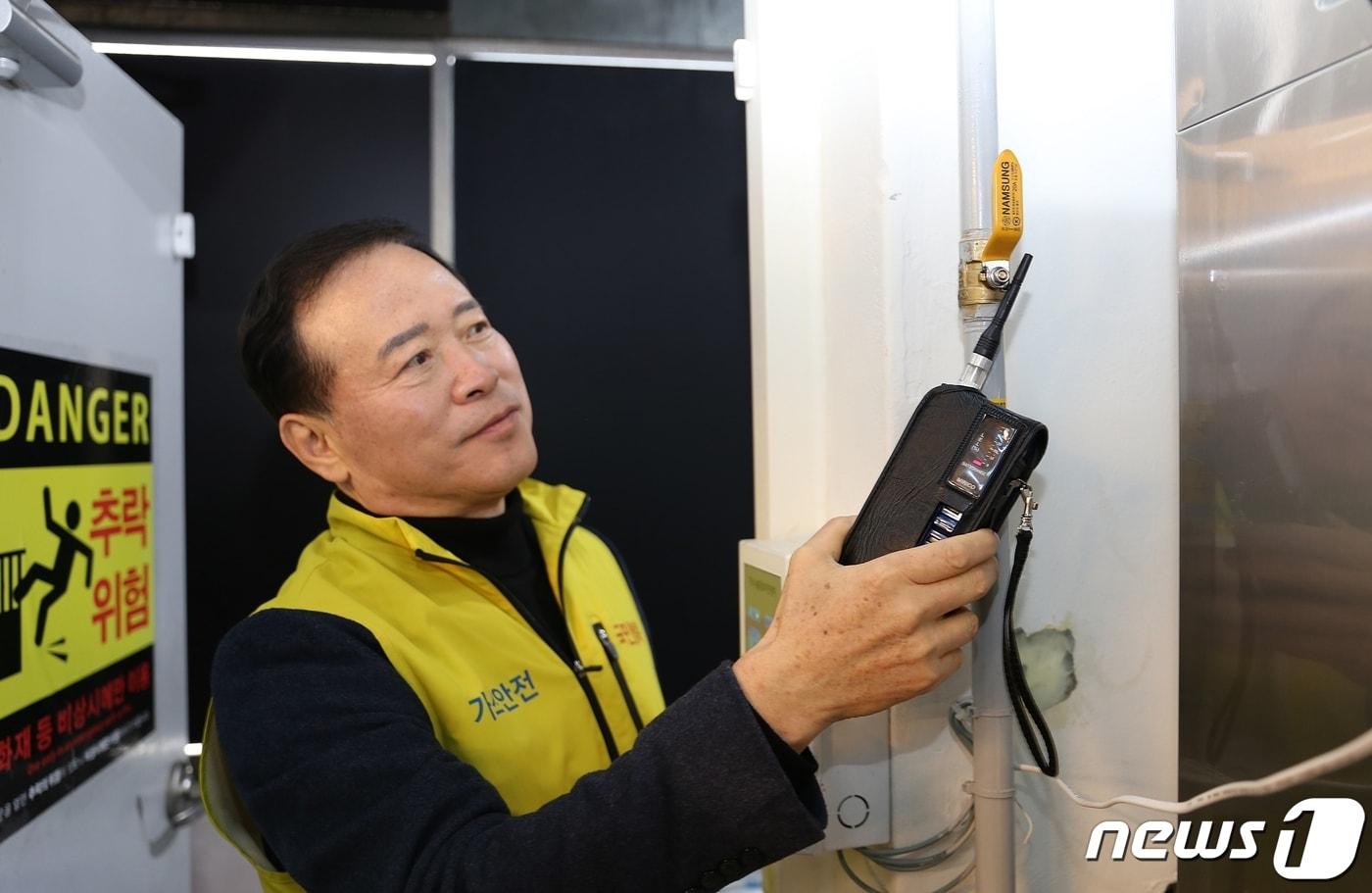  10일 한국가스안전공사에 따르면 최근 5년간 설 연휴 기간 발생한 가스 사고 19건 중 사용자 부주의가 5건으로 가장 많았다. 사진은 청주 육거리 전통시장에서 가스안전을 점검하고 있는 박경국 사장.(한국가스안전공사 제공)2024.2.10/뉴스1