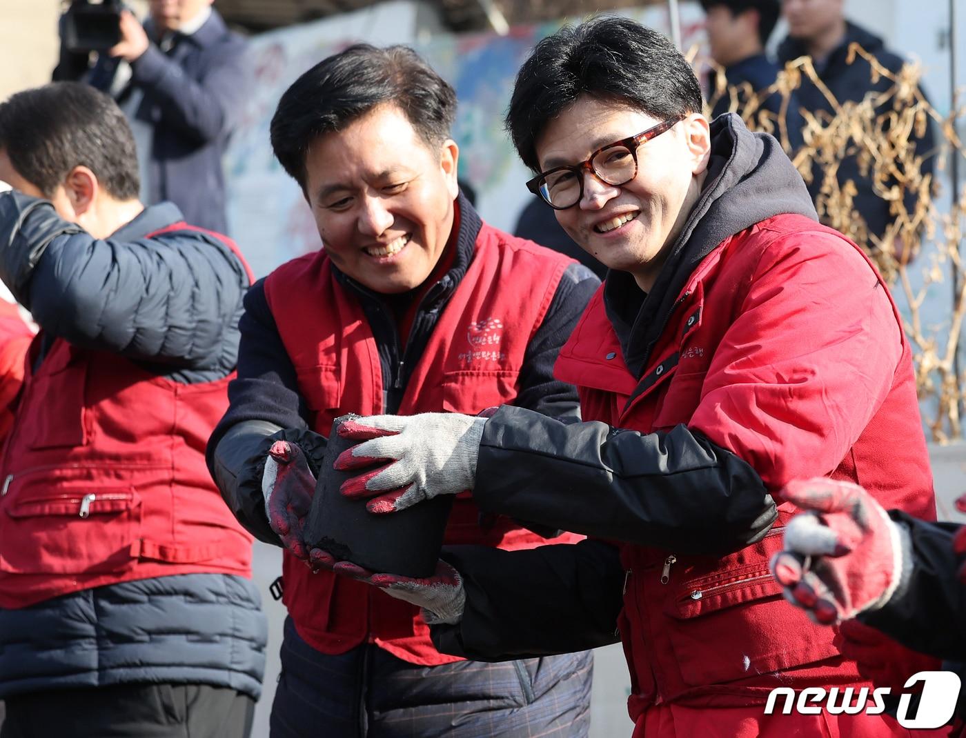 본문 이미지 - 한동훈 국민의힘 비상대책위원장이 8일 오전 서울 노원구 중계동 백사마을에서 당직자들과 연탄나눔 봉사활동을 하고 있다. 2024.2.8/뉴스1 ⓒ News1 김진환 기자