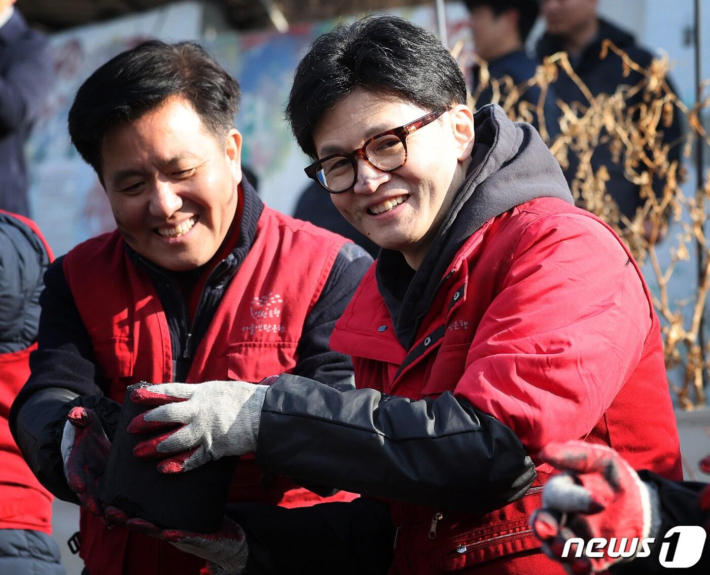 본문 이미지 - 한동훈 국민의힘 비상대책위원장이 8일 오전 서울 노원구 중계동 백사마을에서 당직자들과 연탄나눔 봉사활동을 하고 있다. 2024.2.8/뉴스1 ⓒ News1 송원영 기자