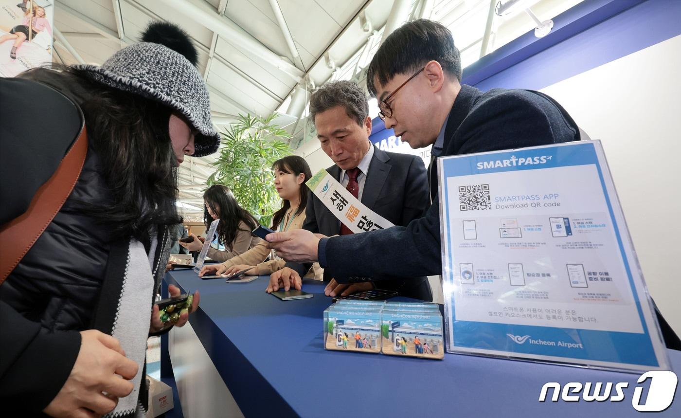 이학재 인천국제공항공사 사장이 설 명절 연휴를 앞둔 8일 오전 인천국제공항 제1여객터미널에서 여행객들을 대상으로 스마트패스 사용법을 안내하고 있다. (공동취재) 2024.2.8/뉴스1 ⓒ News1 권현진 기자