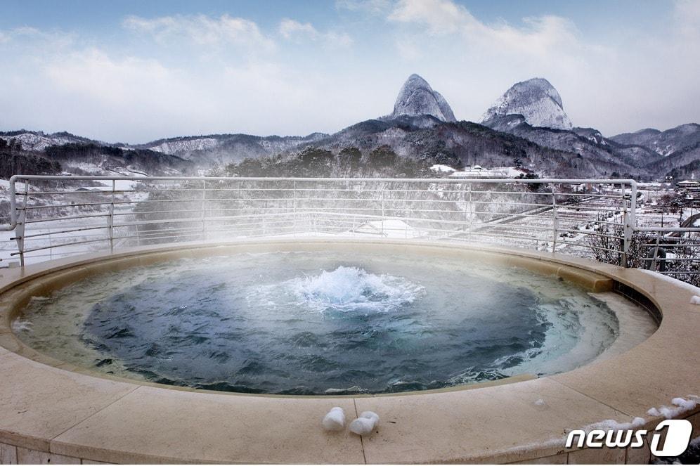 본문 이미지 - 전북 진안군 소재 홍삼스파 노천탕. 노천탕에서는 마이산을 바라볼 수 있다.(전북자치도 제공)/뉴스1 