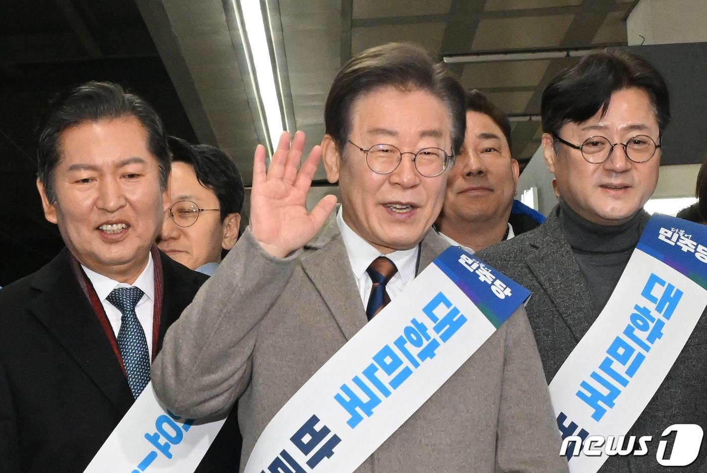 본문 이미지 - 이재명 더불어민주당 대표가 8일 오전 서울 용산구 용산역에서 시민들을 만나 설 귀성인사를 하고 있다. (공동취재) 2024.2.8/뉴스1 ⓒ News1 임세영 기자