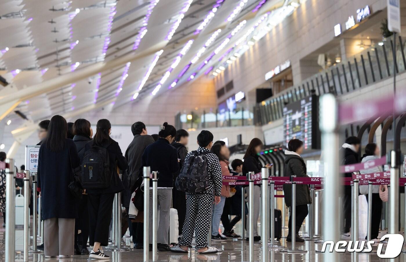 본문 이미지 - 설 연휴를 하루 앞둔 8일 오후 서울 강서구 김포공항 국내선청사가 귀성객과 여행객들로 붐비고 있다. 2024.2.8/뉴스1 ⓒ News1 이재명 기자