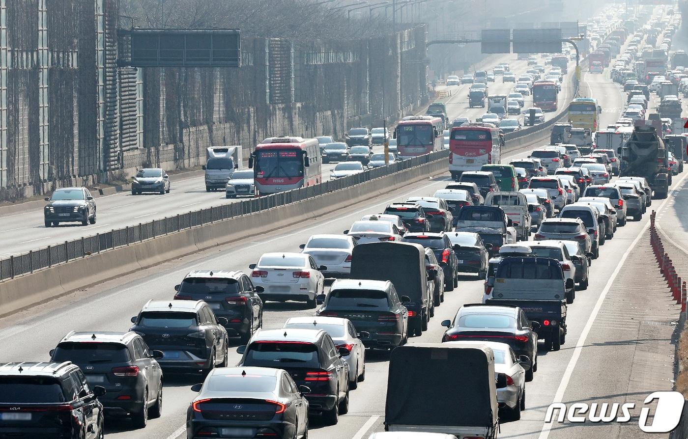 본문 이미지 - 올해 상반기 손해보험사의 자동차보험 매출은 보험료 인하와 손해율 상승 여파로 전년 동기 대비 감소했다. 2024.2.8/뉴스1 ⓒ News1 장수영 기자