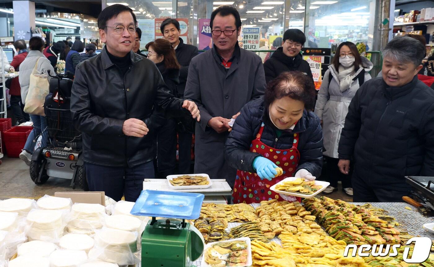 최상목 경제부총리 겸 기획재정부 장관이 8일 오후 서울 서대문구 영천시장에서 설 물가 점검을 하며 전을 구매하고 있다. 2024.2.8/뉴스1 ⓒ News1 김명섭 기자