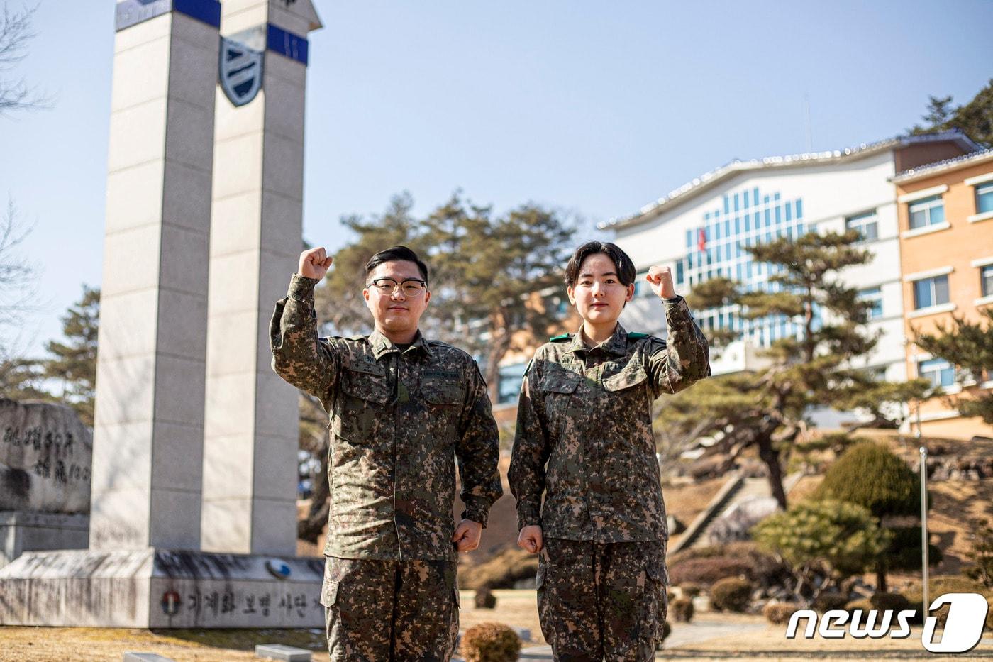 본문 이미지 - 육군 제11기동사단 소속 양우주 중사(왼쪽)와 한여진 하사. (육군 11기동사단 제공)/뉴스1