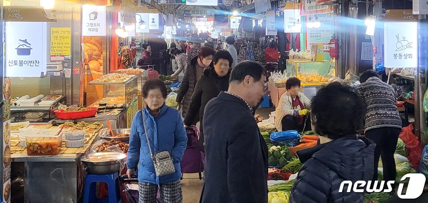 전북 전주시 모래내시장이 제수용품을 구매하는 시민들로 북적이고 있다. 2024.2.8/뉴스1 ⓒ News1 유경석 기자