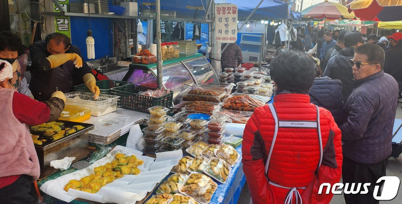 본문 이미지 - 설 연휴를 하루 앞둔 8일 전북 전주시 완주군 삼례시장이 제수용품을 구매하는 시민들로 북적이고 있다. 2024.2.8/뉴스1 ⓒ News1 유경석 기자