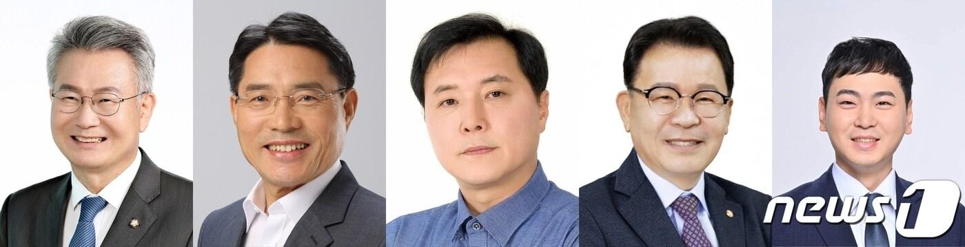 본문 이미지 - 왼쪽부터 김회재 더불어민주당 의원, 권오봉 전 여수시장, 조계원 민주당 중앙당 부대변인, 김희택 국민의힘 전남도당 대외협력위원회 위원장, 여찬 진보당 여수시지역위원회 공동위원장.2024.2.8/뉴스1