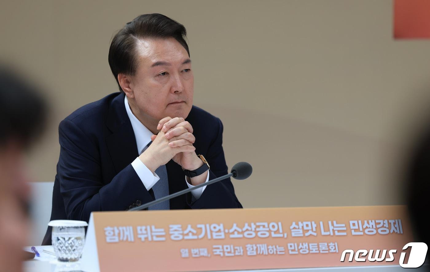 본문 이미지 - 윤석열 대통령이 8일 오전 서울 성동구 복합문화공간 레이어57에서 ‘함께 뛰는 중소기업‧소상공인, 살맛나는 민생경제’를 주제로 열린 열 번째 국민과 함께하는 민생토론회에 참석해 상인 의견을 듣고 있다. (대통령실 제공) 2024.2.8/뉴스1 ⓒ News1 안은나 기자