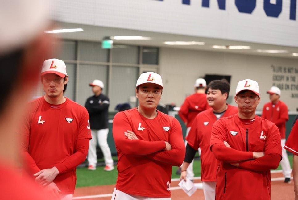 본문 이미지 - 미국 플로리다주에서 진행되고 있는 SSG 스프링캠프에서 미팅 중인 추신수&#40;가운데&#41;. &#40;SSG 구단 제공&#41;