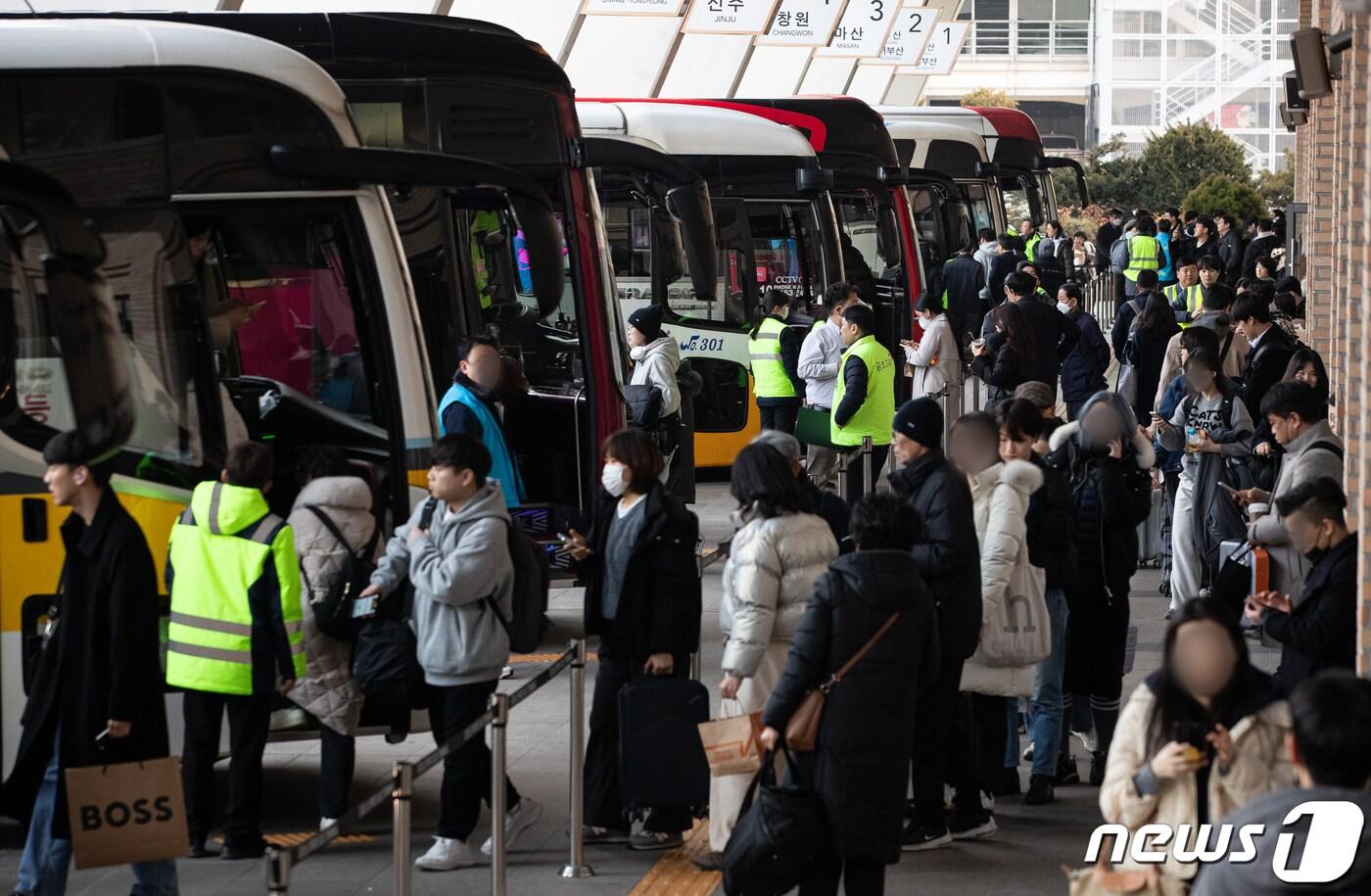 민족대명절 설 연휴를 하루 앞둔 8일 서울 서초구 고속버스터미널이 귀성객들로 붐비고 있다. 2024.2.8/뉴스1 ⓒ News1 유승관 기자