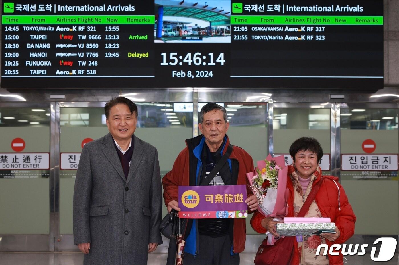 김영환 충북지사가 8일 청주국제공항에서 대만 관광객들에게 꽃다발을 전달하고 있다. (충북도 제공)