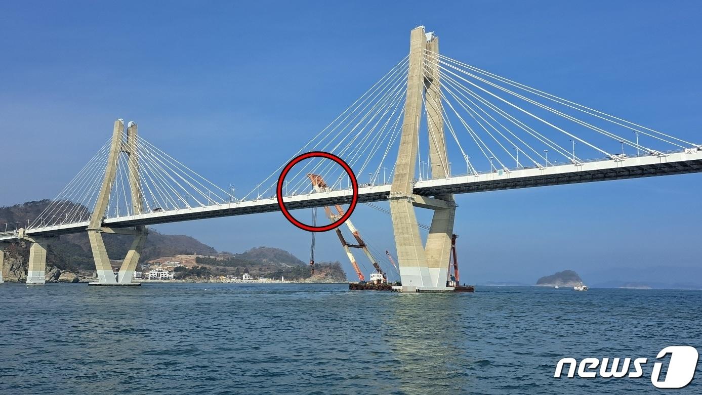 본문 이미지 - 8일 오전 거가대교를 통과하려던 1000톤급 바지선이 거가대교에 충돌했다. 사진은 사고현장 모습.(창원해경 제공)