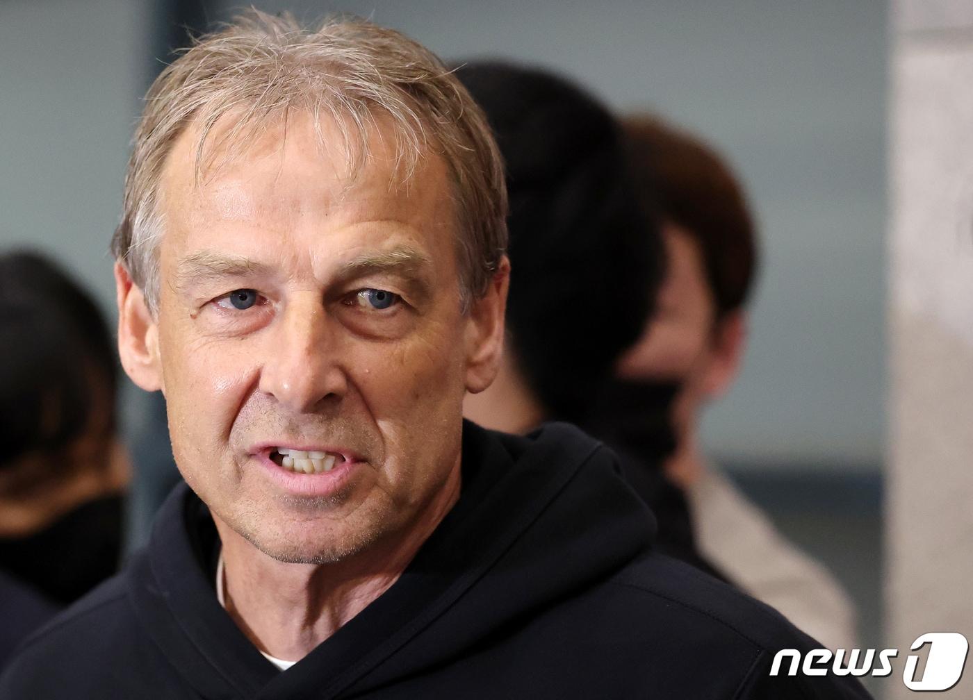 본문 이미지 - 64년 만의 아시안컵 우승 꿈을 이루지 못한 위르겐 클린스만 축구대표팀 감독이 8일 오후 인천국제공항 제1터미널을 통해 귀국 후 취재진의 질의에 답변하고 있다.  2024.2.8/뉴스1 ⓒ News1 김진환 기자