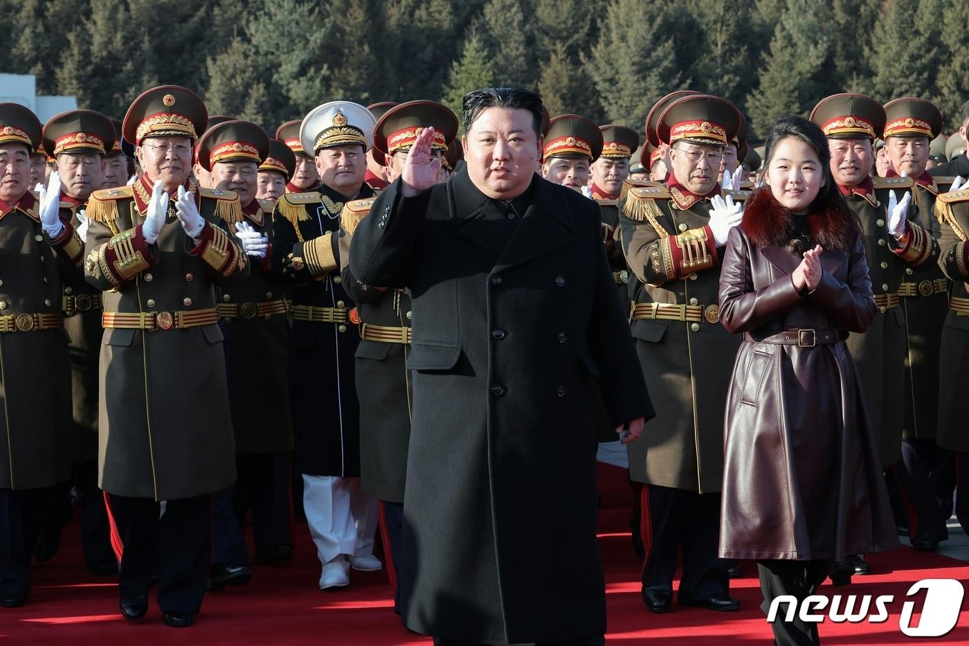 (평양 노동신문=뉴스1) = 김정은 북한 노동당 총비서가 건군절(인민군 창건) 76돌인 지난 8일 딸 '주애'와 국방성을 축하방문했다고 노동당 기관지 노동신문이 9일 보도했다. [국내에서만 사용가능. 재배포 금지. DB 금지. For Use Only in the Republic of Korea. Redistribution Prohibited] rodongphoto@news1.kr