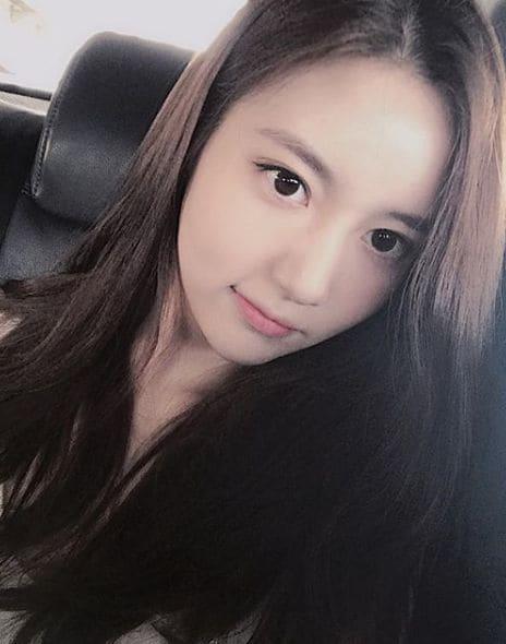 본문 이미지 - 최근 남자 배우와 나눈 것으로 보이는 카카오톡 대화 내용을 공개해 논란을 일으킨 한서희가 '명예훼손'등 혐의로 고발당했다. SNS 갈무리