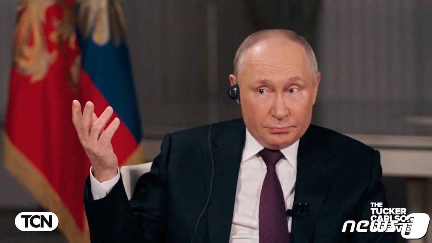 본문 이미지 - 8일(현지시간) 블라디미르 푸틴 대통령이 날 공개된 터커 칼슨 전 폭스뉴스 앵커와의 인터뷰에서 "조만간 우리(러시아-우크라이나)는 어쨌든 합의에 도달할 것이다＂라고 밝혔다. 2024.02.08/ ⓒ 로이터=뉴스1 ⓒ News1 박재하 기자