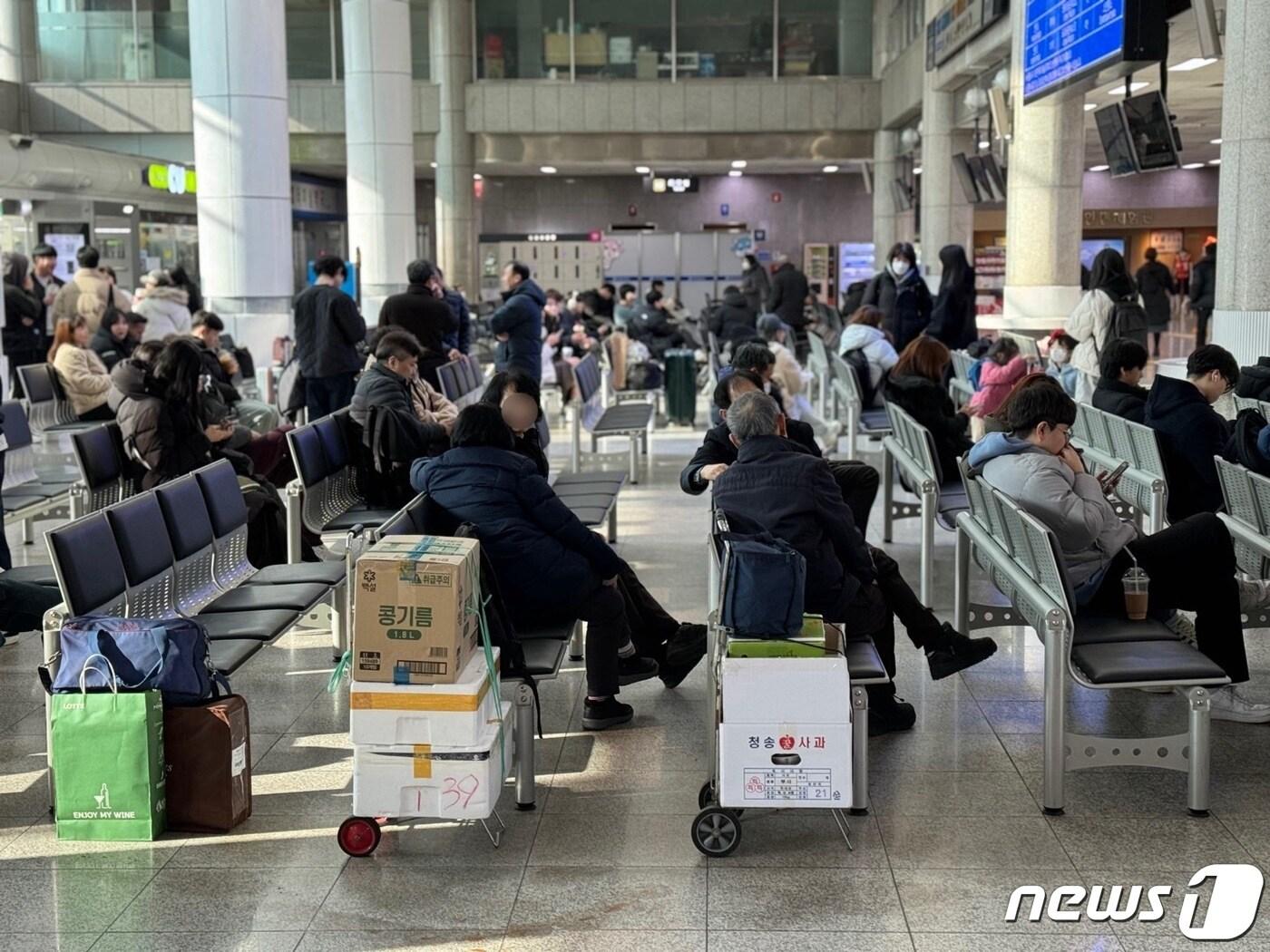 본문 이미지 - 설 연휴 첫날인 9일 오전 인천시 중구 인천항 연안여객터미널에서 귀성객들이 여객선을 기다리고 있다. 2024.2.9/뉴스1 ⓒ News1 박소영 기자